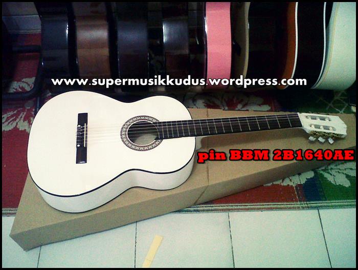 Gitar clasik custom model yamaha warna putih  Super Musik 